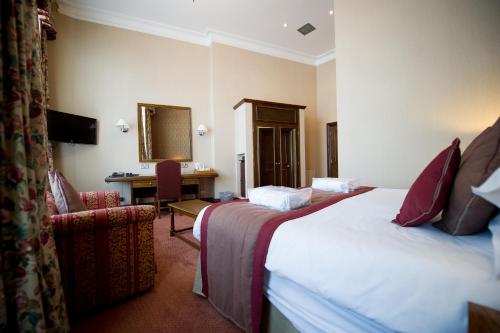 Crown & Mitre Hotel - image 9
