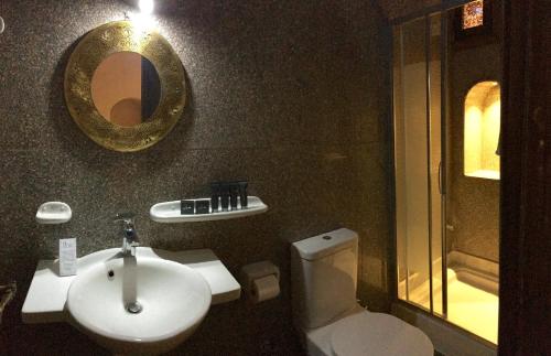 Queen Room with Balcony - Sapphire image 2