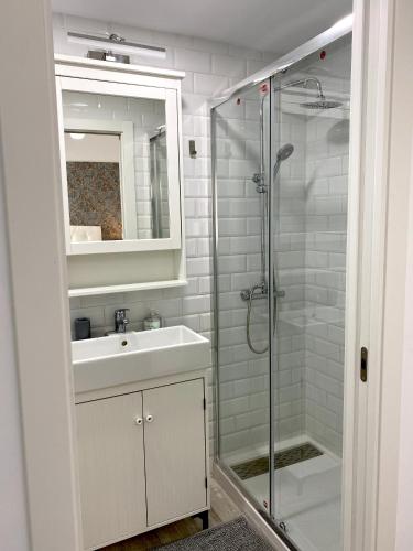 Two-Bedroom Deluxe Apartment with Balcony image 7