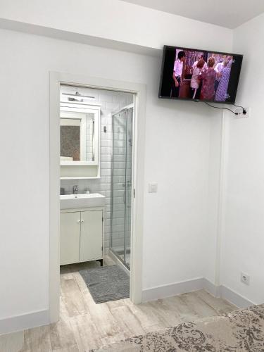 Two-Bedroom Deluxe Apartment with Balcony image 5