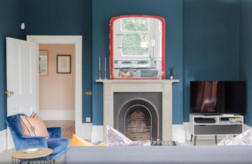 Spacious 2 Bed Garden Apartment By Tube Station, West Hampstead, London