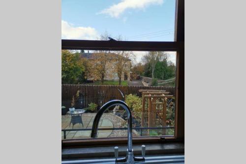 Beautiful self contained apartment with garden, Glasgow (photo 9)