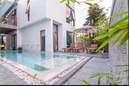 Green World Hoi An Villa Green World Hoi An Villa is conveniently located in the popular Cam Chau area. The property offers guests a range of services and amenities designed to provide comfort and convenience. Service-minded 