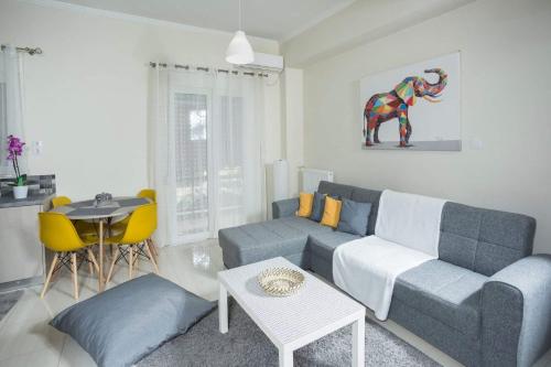  Modern apartment-5 min.Metro station Agia Marina, Unterkunft in Athen