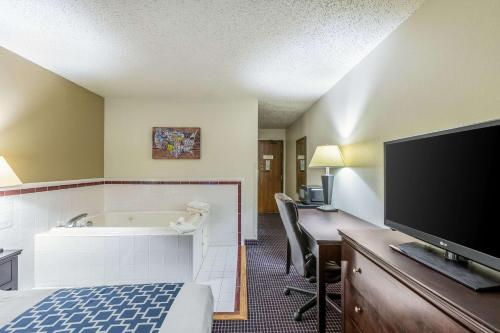 Econo Lodge Inn & Suites