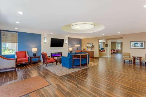 Lobby, Comfort Inn & Suites Near Ontario Airport in Ontario (CA)