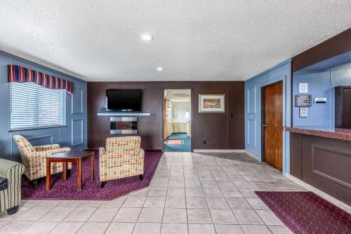 Econo Lodge Inn & Suites