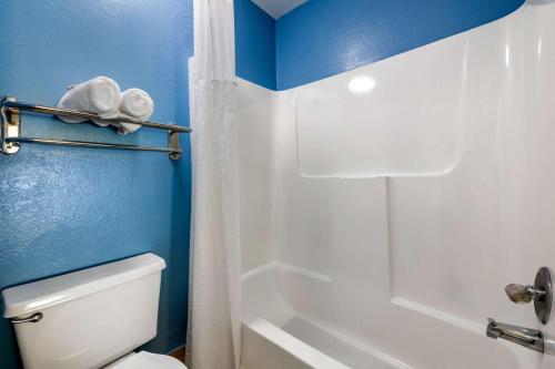 Quality Inn Sarasota North Near Lido Key Beach - image 3