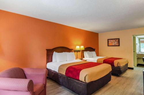 Econo Lodge Inn & Suites Gulfport - Photo 7 of 14