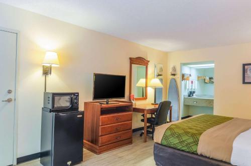 Econo Lodge Inn & Suites Gulfport