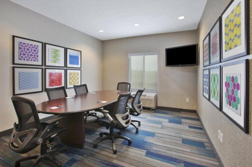 Holiday Inn Express Hotel & Suites Auburn Hills an IHG Hotel - image 12