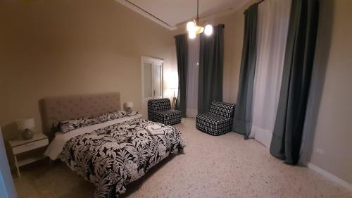 1 queen bed, 2 sofa beds
