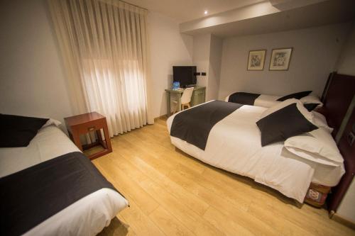 1 double bed, 2 twin beds