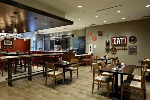 餐廳, 聖喬治假日酒店會議中心-洲際酒店集團旗下 (Holiday Inn St. George Convention Center By IHG) in 布盧明頓山區