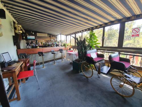 bar/salon, Hotel Foresta in Santiago