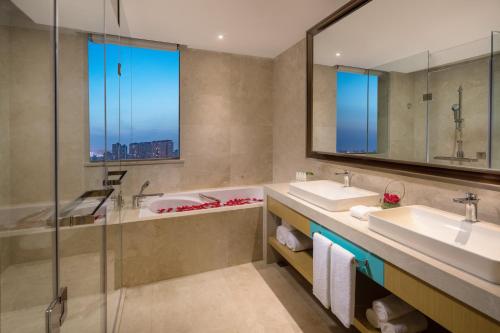 One-Bedroom Suite Lounge Access image 5
