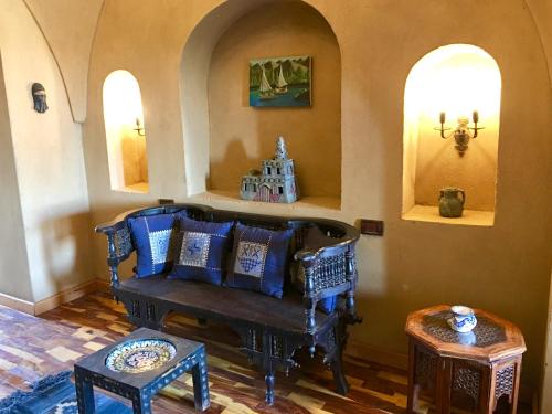 Queen Room with Balcony - Sapphire image 5