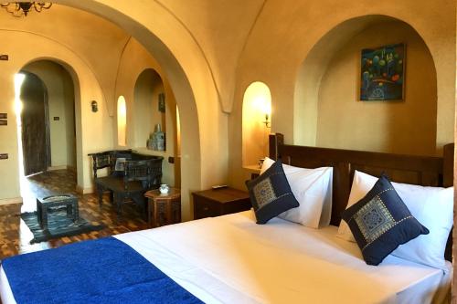 Queen Room with Balcony - Sapphire image 8