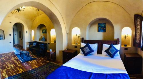 Queen Room with Balcony - Sapphire image 7