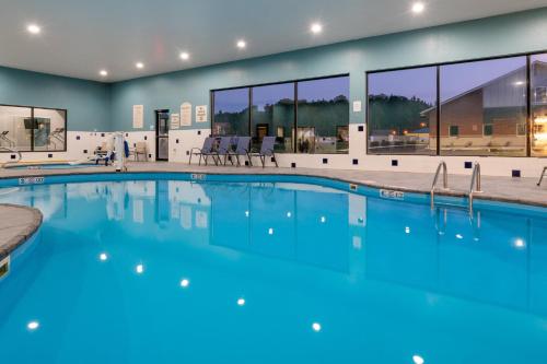 Swimming pool, Holiday Inn Express Hotel & Suites Elkins By IHG in Elkins (WV)