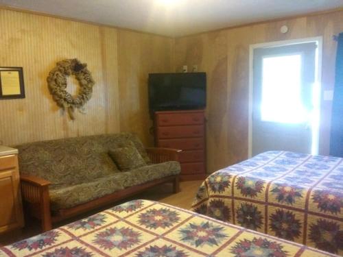 Whispering Creek Lodging & RV Resort photo