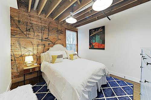 New Listing! Stylish Condo with Pool at The 1865 condo - image 3