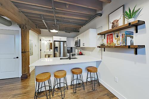 New Listing! Stylish Condo with Pool at The 1865 condo - image 8
