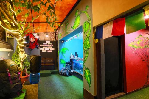 Hol, Big Tree Hostel in Kathmandu