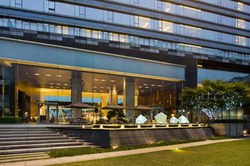 246836392 Crowne Plaza Guangzhou Huadu by IHG - Free Shuttle bus between hotel to Exhibition Center During Canton Fair