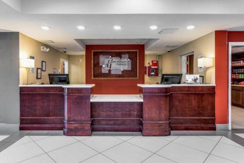 Holiday Inn Express & Suites Lantana, an IHG Hotel