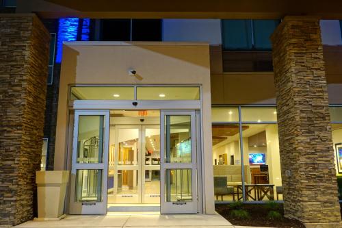 Holiday Inn Express & Suites Omaha - Millard Area, an IHG Hotel