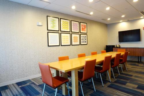 Holiday Inn Express & Suites Omaha - Millard Area, an IHG Hotel