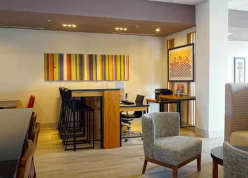 Holiday Inn Express & Suites Omaha - Millard Area, an IHG Hotel