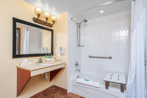 Queen Suite with Bath Tub - Disability Access/Non-Smoking