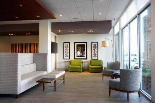 Holiday Inn Express & Suites Omaha - Millard Area, an IHG Hotel