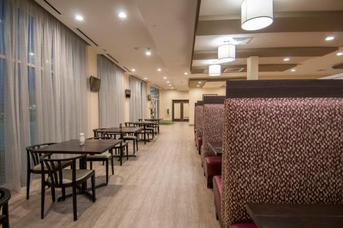 홀리데이 인 뉴올리언스 에어포트 노스 바이 IHG - 레스토랑