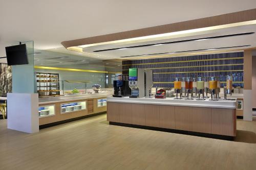 Food and beverages, Holiday Inn Express Kuala Lumpur City Centre near Raja Chulan Monorail Station