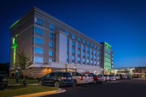 Holiday Inn Kansas City Airport, an IHG Hotel