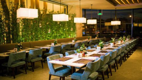 Holiday Inn Nanjing Xuanwu Lake by IHG Holiday Inn Nanjing Xuanwu Lake by IHG