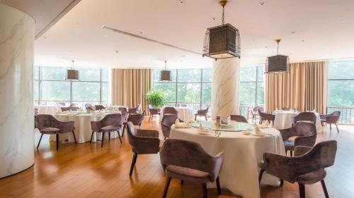 Holiday Inn Nanjing Xuanwu Lake by IHG Holiday Inn Nanjing Xuanwu Lake by IHG