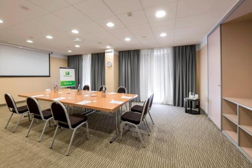 Holiday Inn Naples - image 2