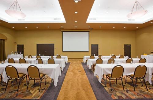 Holiday Inn Express Hotel & Suites Sioux Falls-Brandon an IHG Hotel - main image