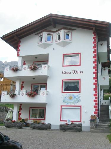 Ciasa Weiss - Tap to explore photos