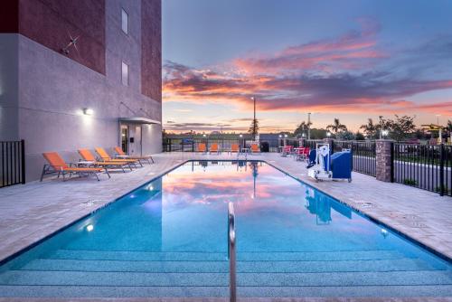 Swimming pool, Holiday Inn Express and Suites Punta Gorda in Punta Gorda (FL)