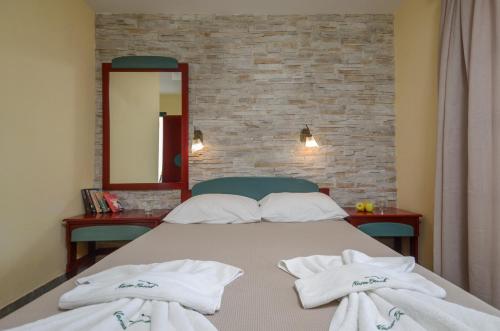 2 twin beds