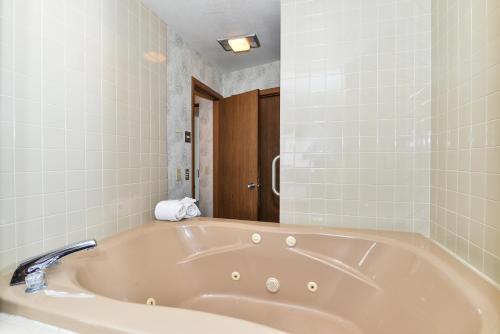 Ванна кімната, Travelodge by Wyndham Mackinaw City in Маккіно Сіті (Мічіган)