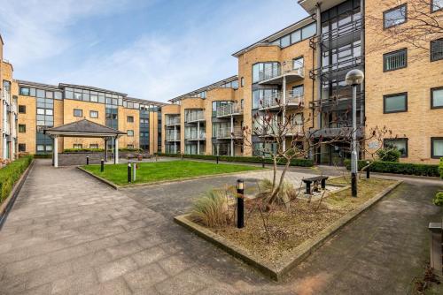 Spacious Sleek & Modern 7 mins walk to City Centre