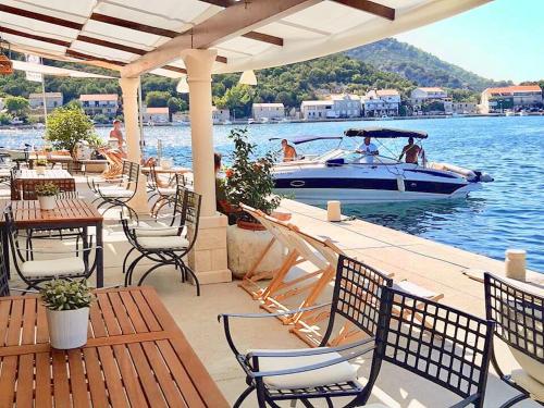 Ēdiens un dzērieni, Accommodation Triton in Lastovo
