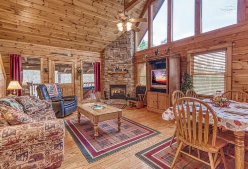 Cub Crossing, Free Attraction Tickets, Hot Tub, Pool Table, WIFI!!!