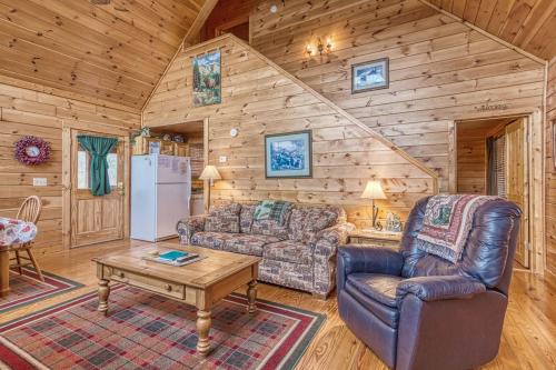 Cub Crossing, Free Attraction Tickets, Hot Tub, Pool Table, WIFI!!! thumb 2